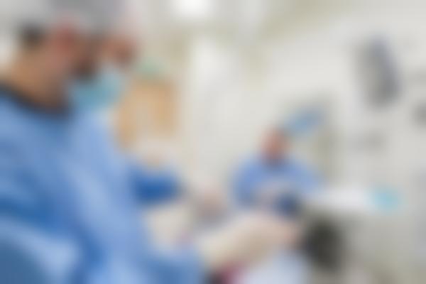 {天津欢乐口腔智俊桥医生：15年经验专注牙齿矫正与种植牙